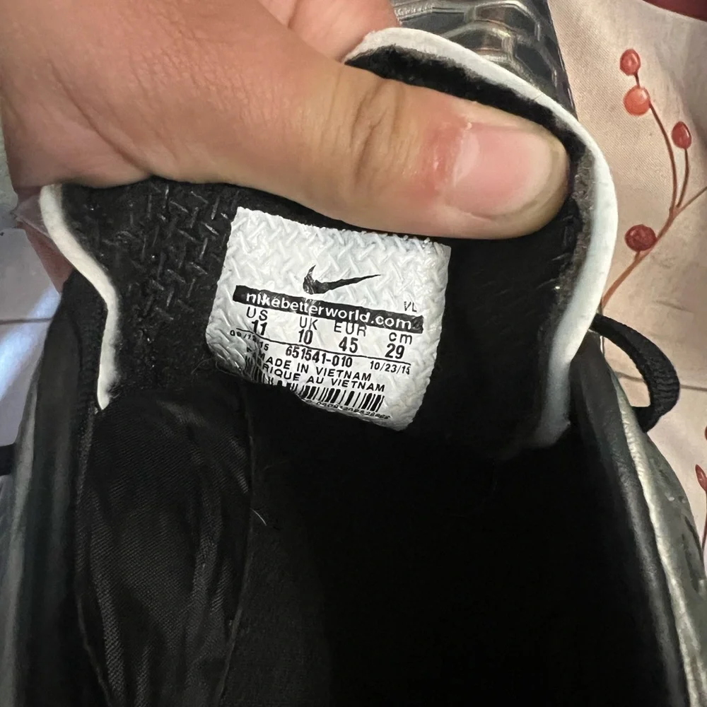 Nike Gray and Black Athletic Shoes with Textured Design - Picture 6 of 8